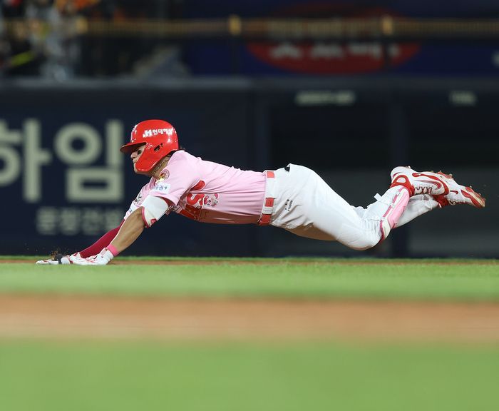 KIA 김도영이 광주-기아 챔피언스 필드에서 열린 2025 KBO리그 한화전에서 2루타를 때린 후 2루에 헤드 퍼스트 슬라이딩으로 들어가고 있다. 사진 | KIA 타이거즈