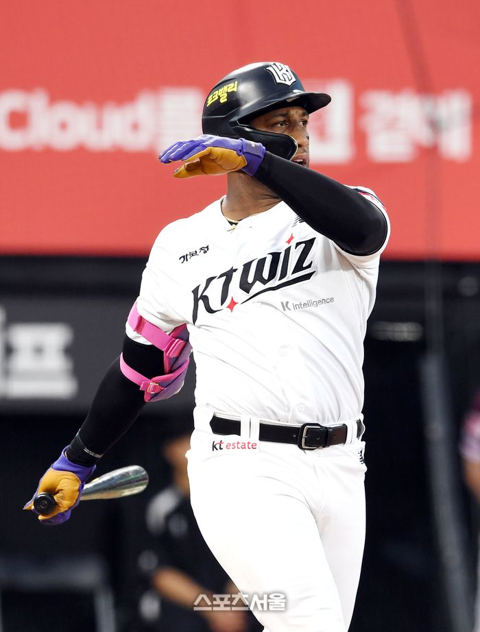 KT 로하스가 타격에 임하고 있다. 수원 | 박진업 기자 upandup@sportsseoul.com