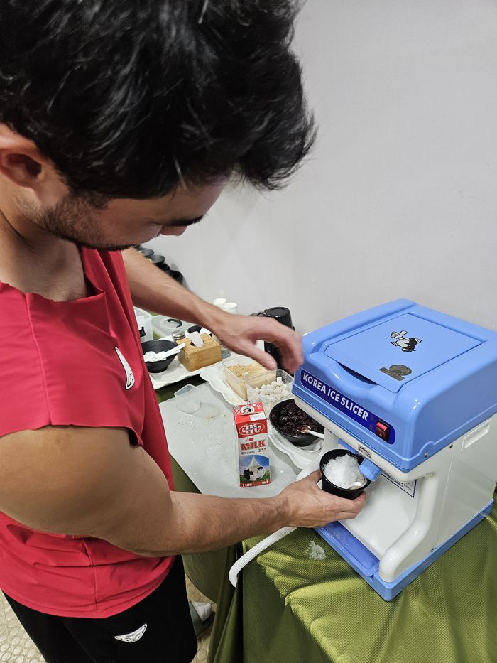 SSG 화이트가 선수단 식당에서 팥빙수를 제조하고 있다. 사진 | SSG 랜더스