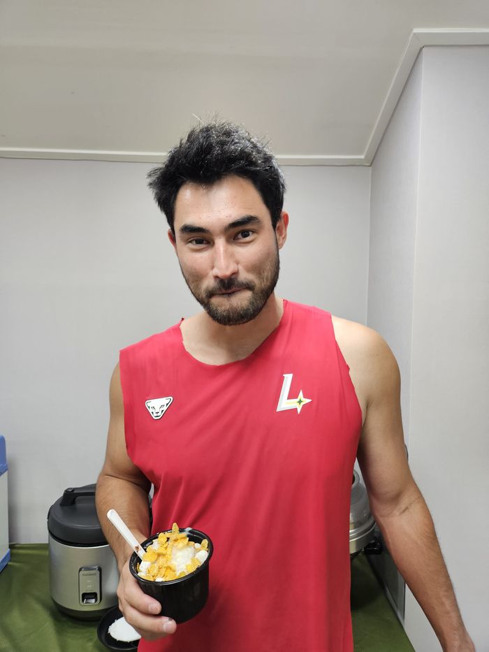 SSG 화이트가 선수단 식당에서 팥빙수를 만든 후 손에 들고 포즈를 취했다. 사진 |  SSG 랜더스