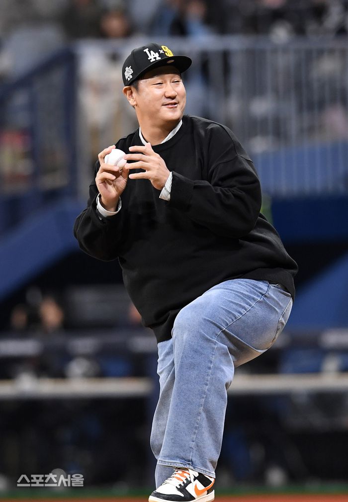 이대호가 ‘메이저리그 월드투어 서울 시리즈 2024’  팀 코리아와 샌디에이고 파드리스의 스페셜 매치에 앞서 시구하고 있다.  2024. 3. 17. 고척 | 박진업 기자 upandup@sportsseoul.com