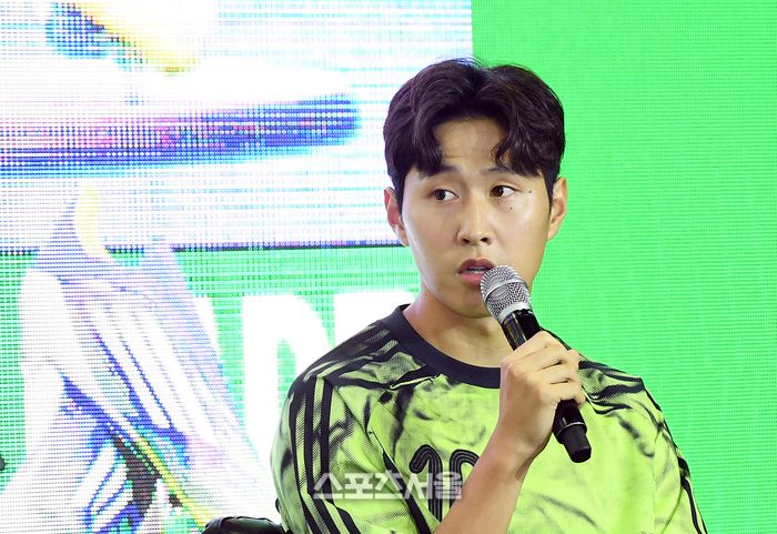 이강인(오른쪽, 파리 생제르맹)이 2일 서울 용산구 아이파크몰 리빙파크에서 열린 아이다스 F50 ‘레디언트 블레이즈’ 발매 기념 ‘KANGIN MADE ME DO IT’ 이벤트에서 사회자 배성재의 질문에 답을 하고 있다. 2025. 8. 2. 박진업 기자 upandup@sportsseoul.com