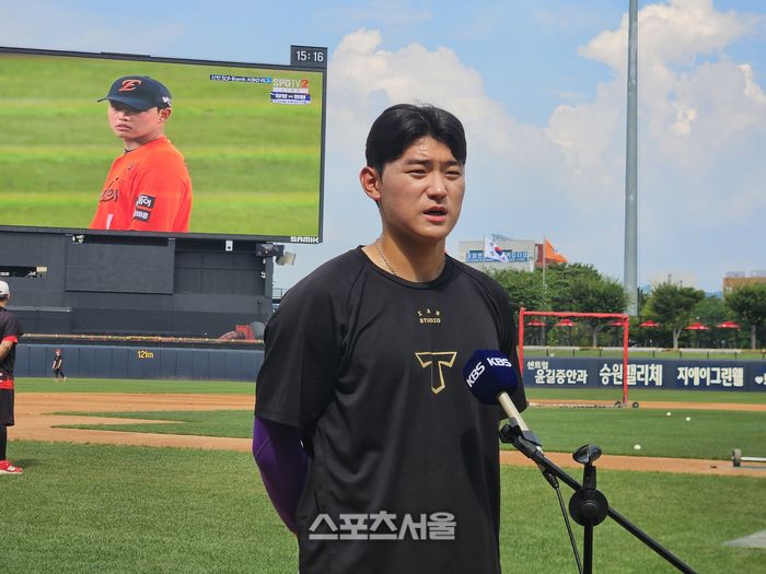 KIA 김도영이 2일 광주-기아 챔피언스 필드에서 열린 2025 KBO리그 한화전에 앞서 훈련을 마친 후 인터뷰를 하고 있다. 뒷편 전광판에는 문동주 등판 모습이 나오고 있다. 광주 | 김동영 기자 raining99@sportsseoul.com