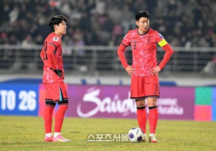 대한민국 축구대표팀 이강인(왼쪽)과 손흥민이 20일 고양종합운동장에서 열린 2026 북중미 월드컵 아시아지역 최종 예선 오만과의 경기에서 프리킥을 준비하고 있다. 2025. 3. 20. 고양 | 박진업 기자 upandup@sportsseoul.com