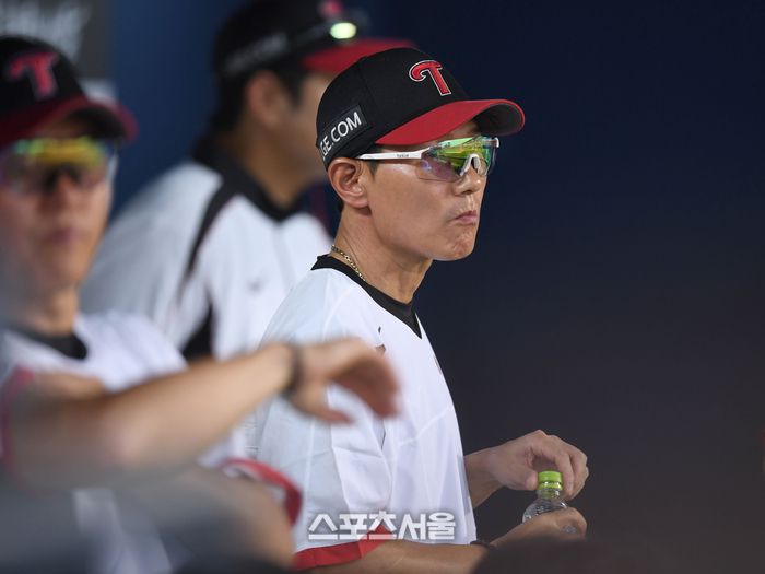 LG 염경엽 감독이 서울 잠실구장에서 열린 2025 KBO리그 KT와 경기를 지켜보고 있다. 잠실 | 최승섭기자 thunder@sportsseoul.com