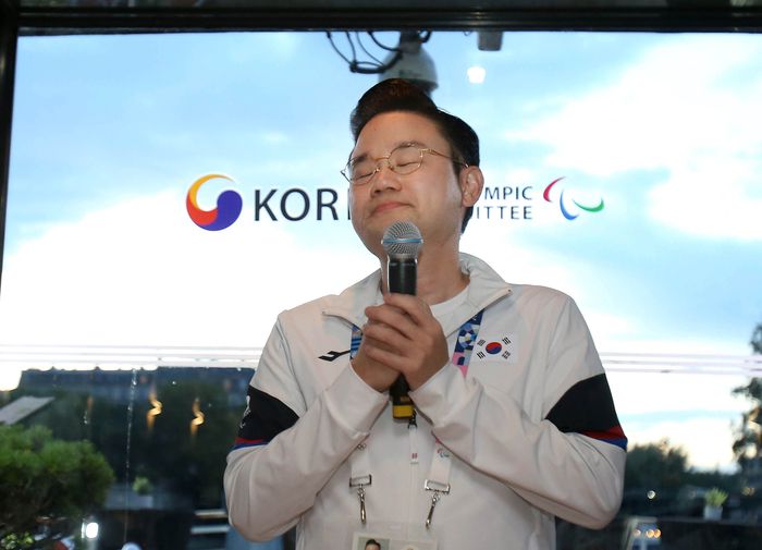 한국 선수단의 밤이 8일(한국시간) 프랑스 파리 8구 선착장에서 열렸다. 배동현 선수단장이 인사말을 하다 울컥한 듯 잠시 눈을 감고 있다. 사진 | 대한장애인체육회