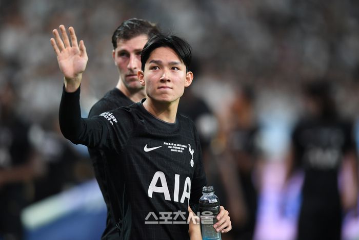 토트넘 양민혁이 3일 서울 월드컵경기장에서 열린 2025 쿠팡플레이 시리즈 뉴캐슬과 경기 후 그라운드를 돌며 관중에 인사를 하고 있다. 2025. 8. 3.최승섭기자 thunder@sportsseoul.com