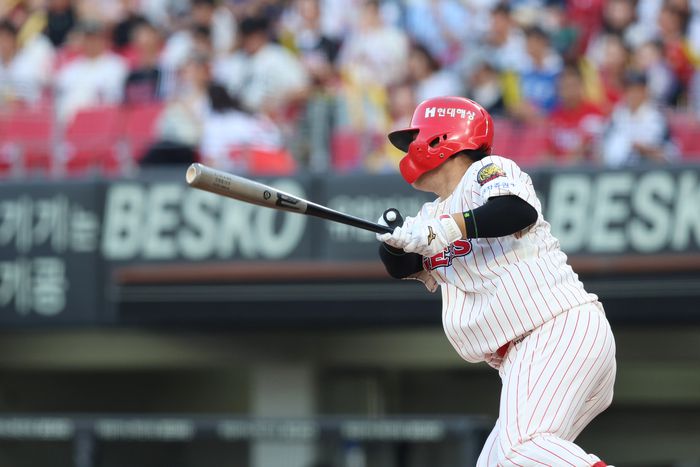 KIA 김선빈이 광주-기아 챔피언스 필드에서 열린 2025 KBO리그 두산전에서 안타를 때리고 있다. 사진 | KIA 타이거즈