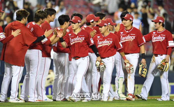 SSG 선수들이 20일 잠실구장에서 열린 2025 KBO리그 두산과 경기에서 5-3으로 승리하며 3연승을 기록한 뒤 하이파이브를 나누고 있다. 잠실 | 박진업 기자 upandup@sportsseoul.com