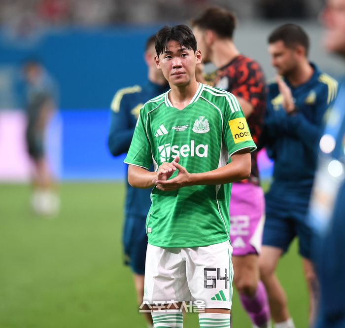 뉴캐슬 박승수가 3일 서울 월드컵경기장에서 열린 2025 쿠팡플레이 시리즈 토트넘과 경기 후 관중에 인사를 하고 있다. 2025. 8. 3.최승섭기자 thunder@sportsseoul.com