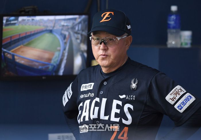 한화 김경문 감독이 서울 잠실구장에서 열린 2025 KBO리그 두산과 경기를 지켜보고 있다. 잠실 | 최승섭기자 thunder@sportsseoul.com