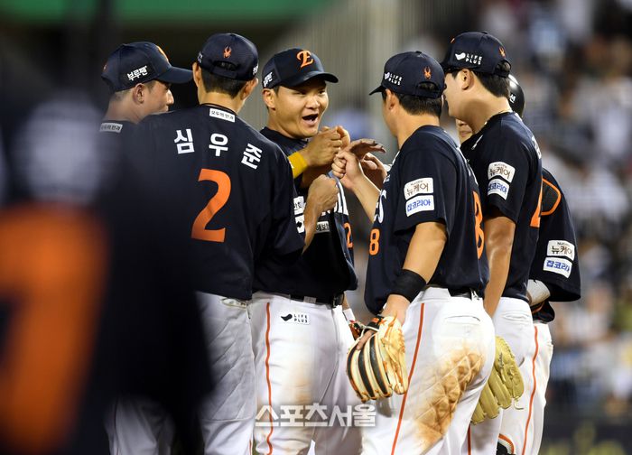 한화 선수들이 서울 잠실구장에서 열린 2025 KBO리그 두산과 경기 승리 후 하이파이브를 하며 승리를 자축하고 있다. 잠실 | 최승섭기자 thunder@sportsseoul.com