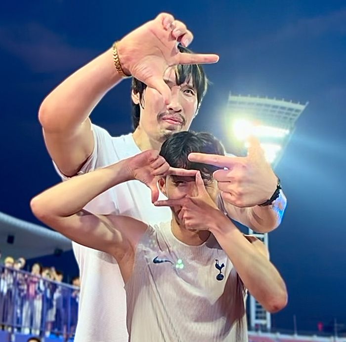 최홍만이 슨흥민과 함께 찰칵 세리머니를 연출하고 있다.  사진 | 올파이츠유니버스