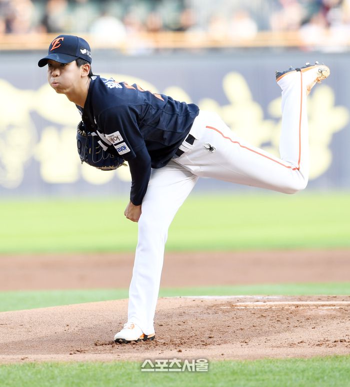 한화 황준서가 잠실구장에서 열린 2025 KBO리그 두산과 경기에 선발 등판해 힘차게 공을 뿌리고 있다. 잠실 | 박진업 기자 upandup@sportsseoul.com