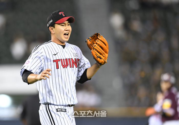 LG 투수 유영찬이 10일 잠실구장에서 열린 2025 KBO리그 키움과 경기 8회초 1사 1-2루 상황에서 키움 원성준을 상대로 병살타를 유도한 뒤 기뻐하고 있다. 잠실 | 박진업 기자 upandup@sportsseoul.com