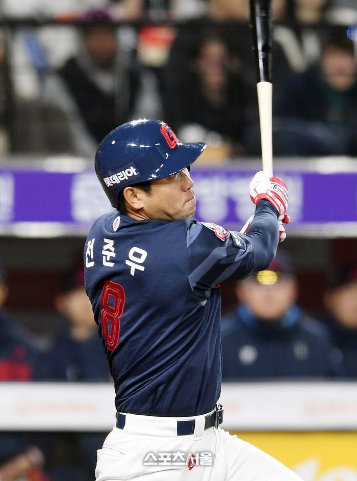 롯데 전준우가 대전 한화생명 볼파크에서 열린 2025 KBO리그 한화와 경기에서 타격하고 있다. 대전 | 박진업 기자 upandup@sportsseoul.com