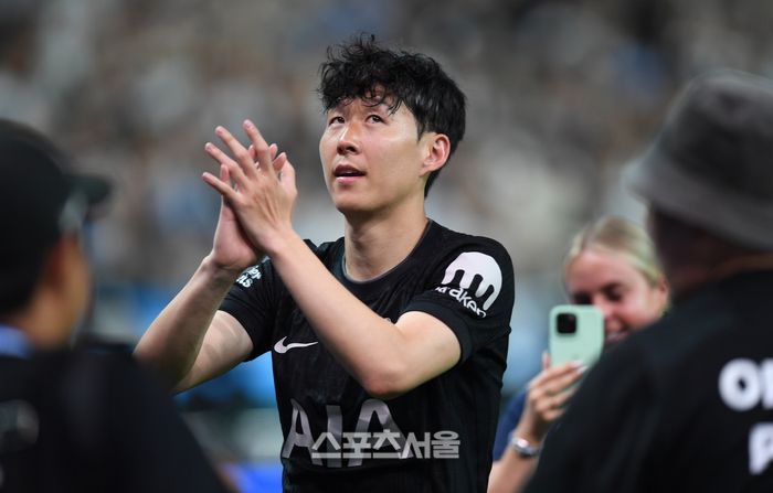 토트넘 손흥민이 3일 서울 월드컵경기장에서 열린 2025 쿠팡플레이 시리즈 뉴캐슬과 경기 후 그라운드를 돌며 관중에 인사를 하고 있다. 최승섭기자 thunder@sportsseoul.com