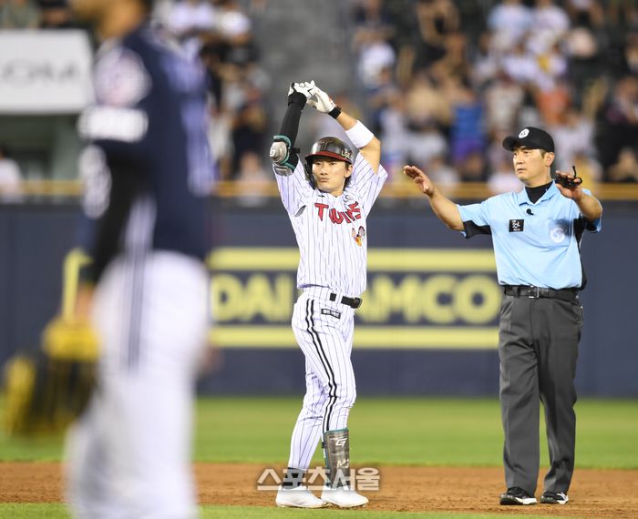 LG 신민재가 7일 서울 잠실구장에서 열린 2025 KBO리그 두산과 경기 4회말 2사만루 3타점 2루타를 친 후 세리머니를 하고 있다. 잠실 | 최승섭기자 thunder@sportsseoul.com