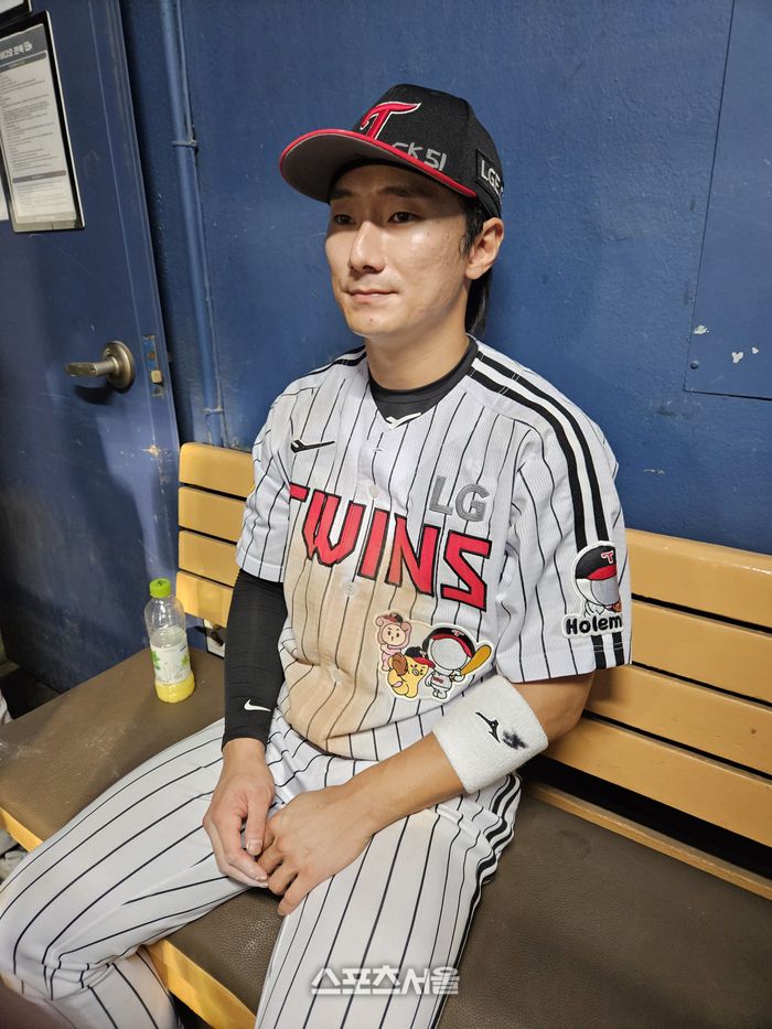 LG 신민재가 7일 서울 잠실구장에서 열린 2025 KBO리그 정규시즌 두산전 승리 후 취재진 인터뷰에 응하고 있다. 잠실 | 강윤식 기자 skywalker@sportsseoul.com