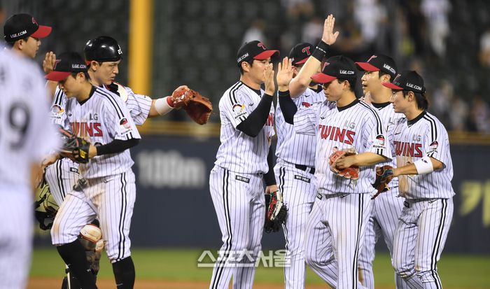 LG 선수들이 7일 서울 잠실구장에서 열린 2025 KBO리그 두산과 경기 승리 후 하이파이브를 하며 승리를 자축하고 있다. 잠실 | 최승섭기자 thunder@sportsseoul.com