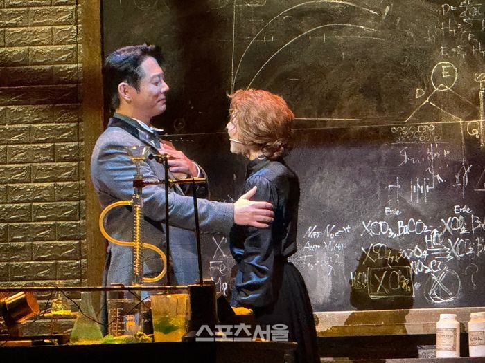 뮤지컬 배우 테이와 김소향이 7일 뮤지컬 ‘마리 퀴리’ 프레스콜에서 대표 넘버 ‘예측할 수 없고 알려지지 않은’을 시연하고 있다. 사진 | 표권향 기자 gioia@sportsseoul.com