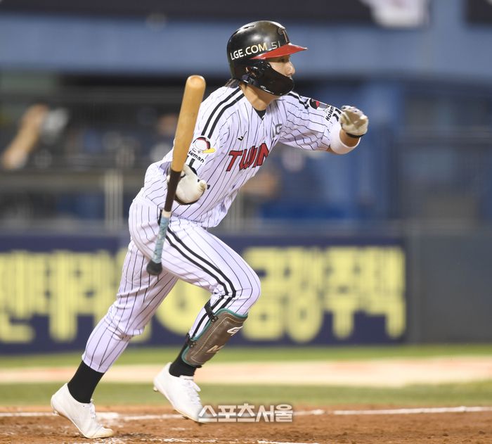 LG 신민재가 7일 서울 잠실구장에서 열린 2025 KBO리그 두산과 경기 4회말 2사만루 3타점 2루타를 친 후 세리머니를 하고 있다. 잠실 | 최승섭기자 thunder@sportsseoul.com