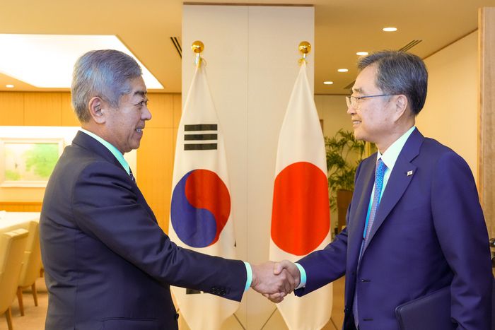 조현 외교부 장관(오른쪽)이 지난달 29일 일본 도쿄에서 열린 첫 한일 외교장관 회담에서 이와야 다케시 일본 외무상과 악수를 하고 있다. 사진 | 외교부