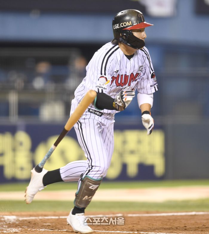 LG 신민재가 7일 서울 잠실구장에서 열린 2025 KBO리그 두산과 경기 4회말 2사만루 3타점 2루타를 친 후 세리머니를 하고 있다. 2025. 8. 7.잠실 | 최승섭기자 thunder@sportsseoul.com