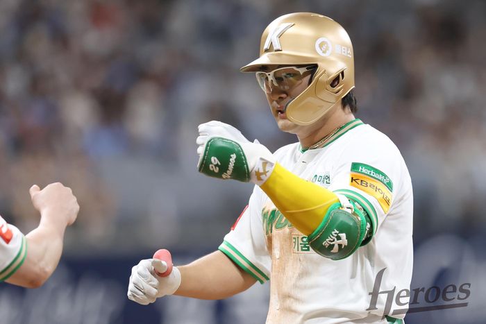 임지열이 적시타를 친 뒤 세리머니를 펼치고 있다. 사진 | 키움 히어로즈