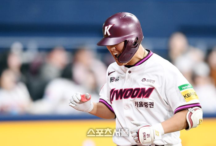 키움 김건희가 10일 서울 고척스카이돔에서 열린 2025 KBO리그 LG와 경기 6회말 무사 LG 선발 임찬규를 상대로 솔로 홈런을 친 뒤 포효하고 있다. 고척 | 박진업 기자 upandup@sportsseoul.com