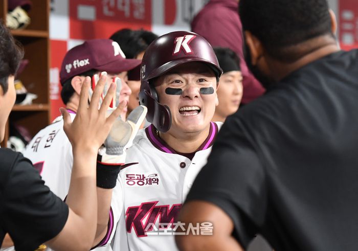 키움 최주환이 18일 서울 고척스카이돔에서 열린 2025 KBO리그 SSG와 경기 5회말 2사 2루 상황에서 스톤의 적시타에 2루에서 홈까지 뛰어 득점한 뒤 동료들과 하이파이브를 하고 있다.  고척 | 박진업 기자 upandup@sportsseoul.com