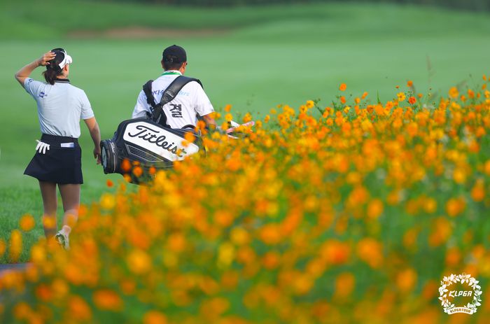 제주 서귀포 사이프러스 골프&리조트에서 열린 KLPGA투어 제주삼다수 마스터스에 출전한 박결이 꽃밭을 지나 이동하고 있다. 사진 | KLPGA