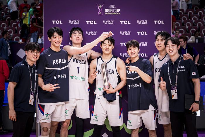 남자농구 대표팀 유기상(가운데)이 11일(한국시간) 사우디아라비아 제다에서 열린 2025 국제농구연맹(FIBA) 아시아컵 A조 조별라운드 최종전 레바논전 승리 후 경기 MVP에 선정됐다. 사진 | FIBA