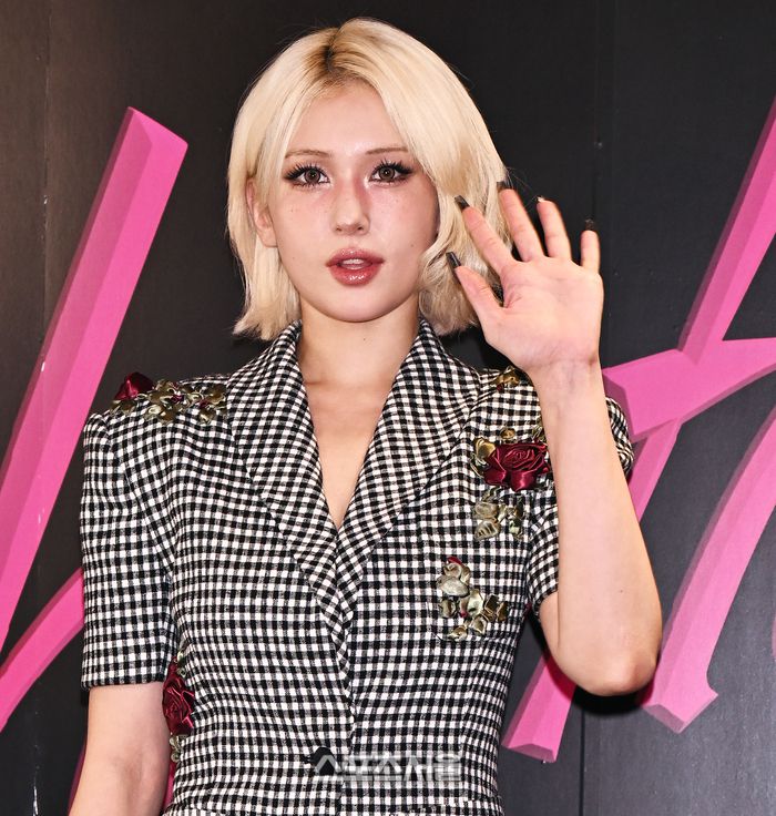 전소미가 11일 오후 서울 성동구 성수동에 있는 올리브영N성수에서 가진 두 번째 EP 앨범 ‘Chaotic & Confussed’ 발매 기념 팝업 스토어 포토콜에서 포즈를 취하고 있다. 이주상기자 rainbow@sportsseoul.com