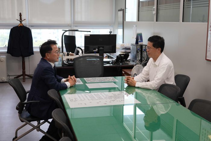 육동한 춘천시장이 12일 세종시에서 기획재정부 강기룡 정책조정국장과 면담을 하고 있다.  사진|춘천시청