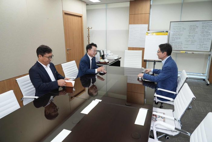 육동한 춘천시장이 12일 세종시에서 지방시대위원회 김경수 위원장(왼쪽)과 지역균형발전과 지방분권 정책을 주제로 환담을 나누고 있다.  사진|춘천시청