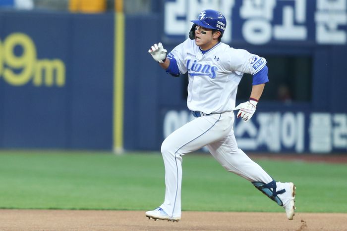 삼성 김영웅이 8일 대구삼성라이온즈파크에서 열린 2025 KBO리그 SSG전에서 2루타를 때리고 있다. 사진 | 삼성 라이온즈