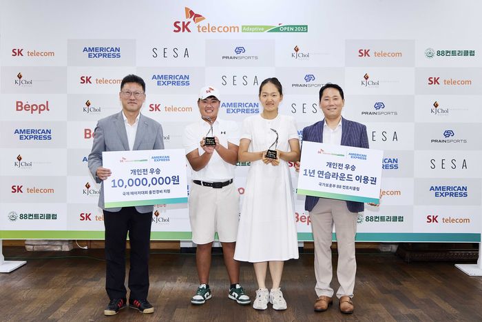 허도경(왼쪽에서 두 번째)이 11일 용인 88CC에서 열린 SKT 어댑티브 오픈 2025에서 우승을 차지한 뒤 기념촬영 하고 있다. 사진 | SKT