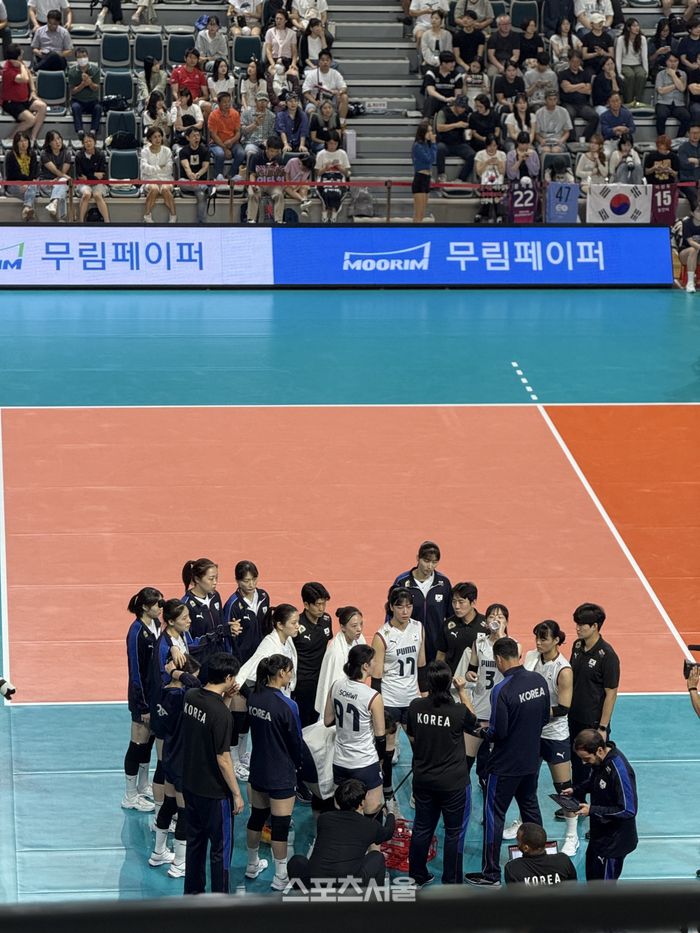 한국 여자배구대표팀이 12일 진주체육관에서 열린 코리아 인비테이셔널 아르헨티나전에서 작전 타임을 보내고 있다.진주 | 정다워 기자