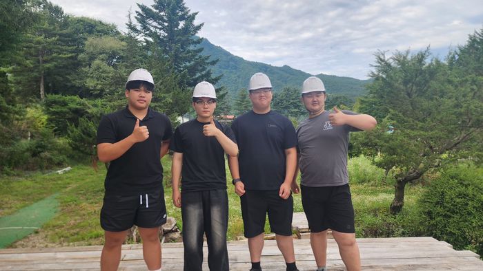 특색교육과정 ‘드론교실’을 통해 초경량비행장치(무인멀티콥터) 조종자격증 1종을 취득한 학생들.  사진|한국항공고등학교