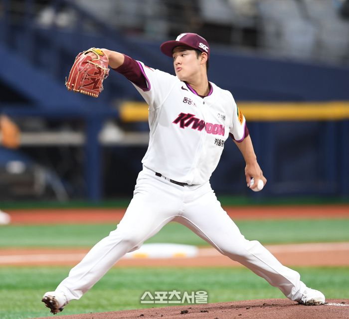 키움 투수 정현우가 18일 서울 고척스카이돔에서 열린 2025 KBO리그 시범경기 롯데와 경기에서 역투하고 있다. 고척 | 최승섭기자 thunder@sportsseoul.com