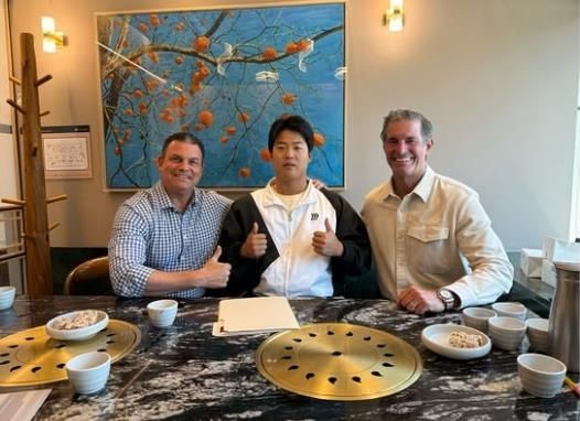 강백호가 파라곤 스포츠 관계자들과 포즈를 취하고 있다. 사진 | 파라곤 스포츠