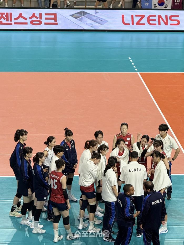 1여자배구대표팀이 13일 진주체육관에서 열린 프랑스전에서 작전 지시를 듣고 있다. 진주 | 정다워 기자