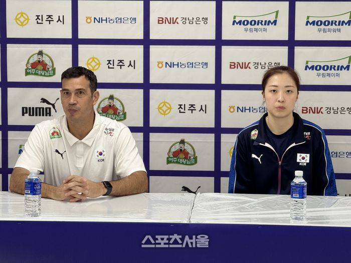 여자배구대표팀 모랄레스 감독과 박은진이 13일 경기를 마친 뒤 기자회견에 임하고 있다.진주 | 정다워 기자