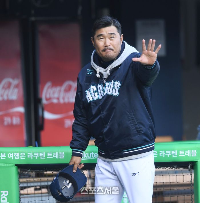NC 이호준 감독이 23일 서울 잠실구장에서 열린 2025 KBO리그 LG와 경기 전 상대 덕아웃을 보며 인사를 하고 있다. 잠실 | 최승섭기자 thunder@sportsseoul.com