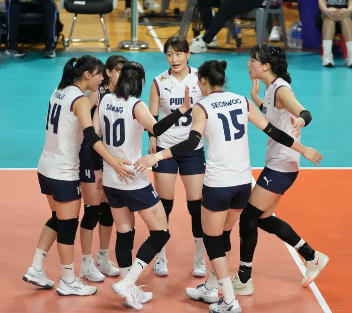 여자배구대표팀이 12일 진주체육관에서 열린 코리아 인비테이셔널 아르헨티나전에서 파이팅을 외치고 있다.제공 | 대한배구협회