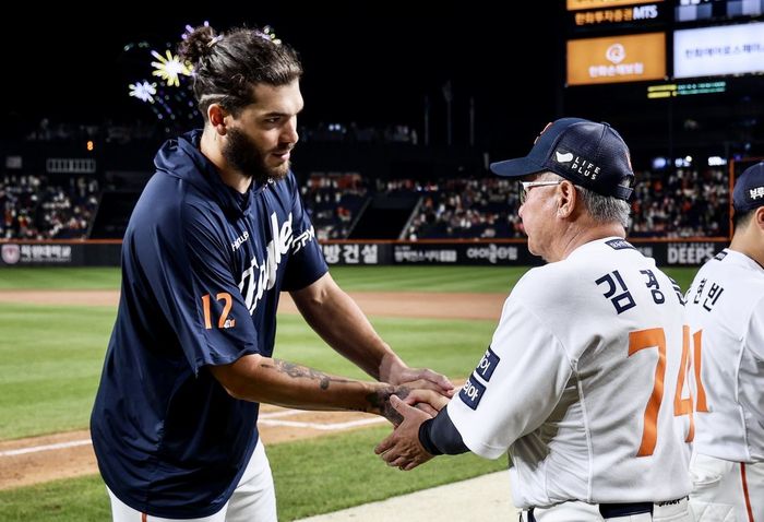 코디 폰세와 김경문 감독이 악수를 하고 있다. 사진 | 한화 이글스