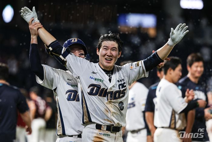 NC 주장 박민우가 데뷔 첫 끝내기 홈런을 친 후 기뻐하고 있다. 사진 | NC 다이노스