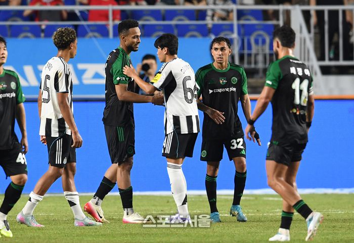 뉴캐슬 유나이티드의 박승수(가운데)가 30일 수원월드컵경기장에서 열린 2025 쿠팡플레이시리즈 팀K리그와의 경기에서 0-1로 패한 뒤 팀K리그 선수들과 인사를 나누고 있다. 2025. 7. 30. 수원 | 박진업 기자 upandup@sportsseoul.com