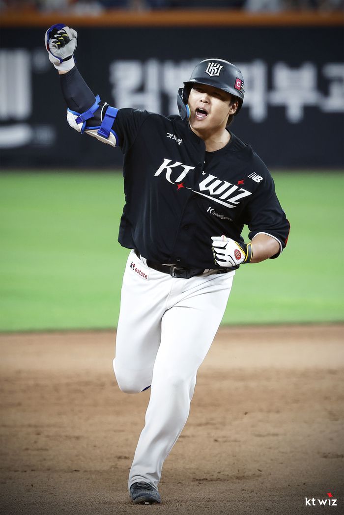 강백호가 홈런을 친 뒤 세리머니를 하고 있다. 사진 | KT 위즈